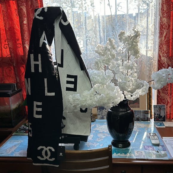 🌺🌺 NWT CHANEL DOBLE SIDE SCARVE - Picture 5 of 9